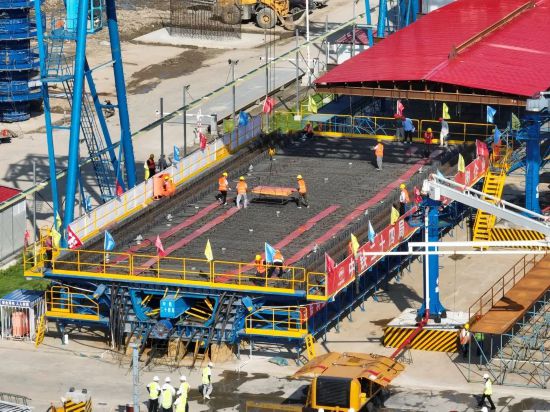 上海至南京至合肥高铁太仓制梁场首榀箱梁浇筑完成